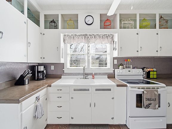 4th image of 303 W Middle St