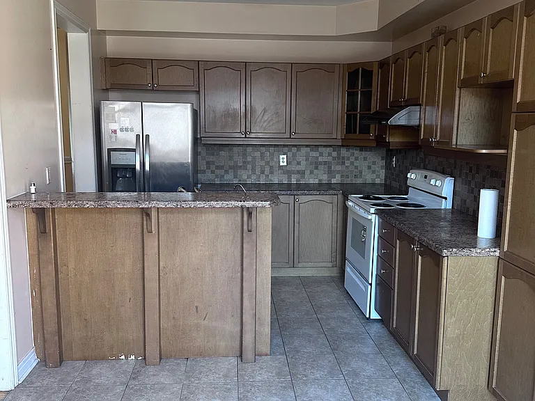 316 Mountainash Rd W — Photo 3