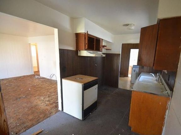 4th image of 328 White Oak Dr