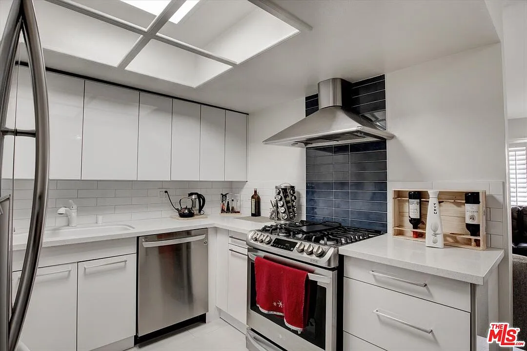 Building Photo - 108 W Maple St #27