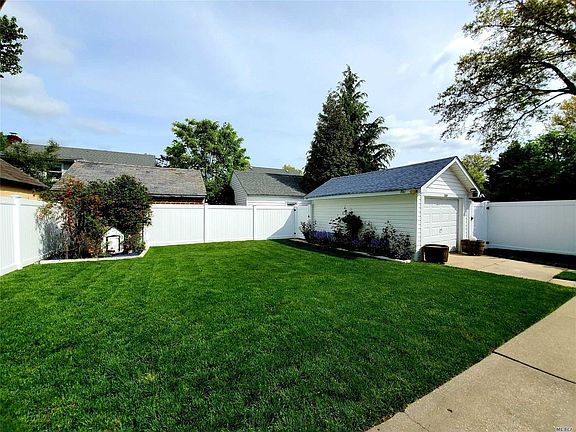 3rd image of 35 Beatrice Ct