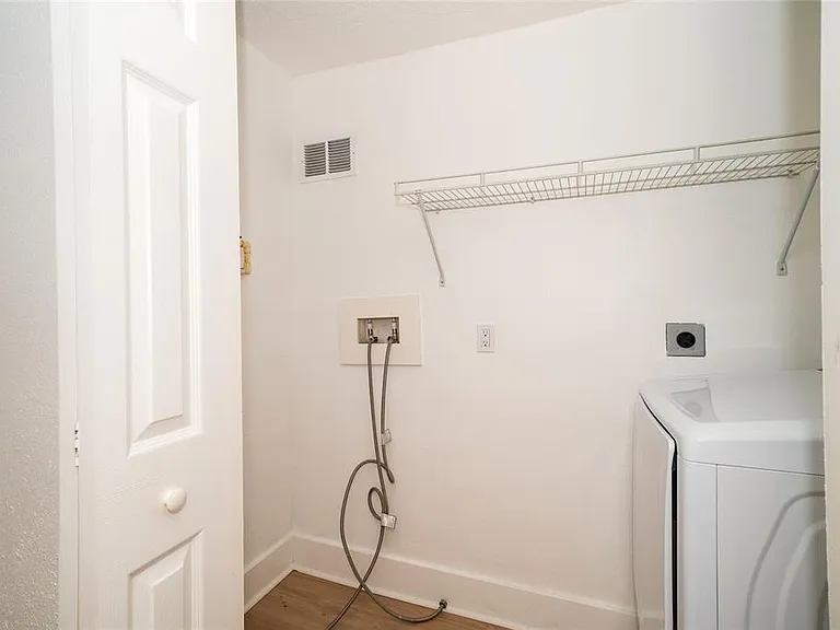 6704 N Taliaferro Ave — Photo 26