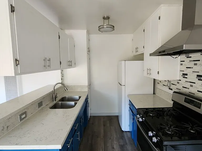 1576 Locust Apts LLC — Photo 4