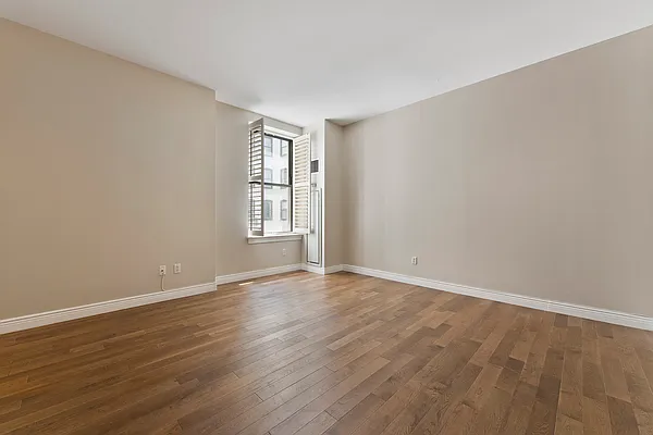 Sold by Nest Seekers International | media 16