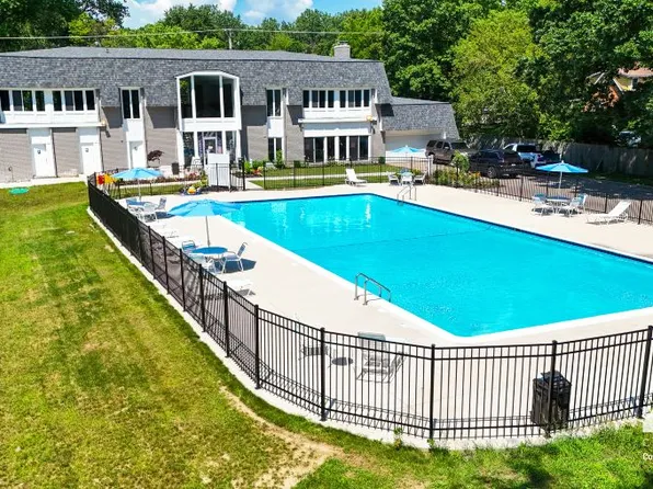 63 Tulip Ln, Belleville, MI