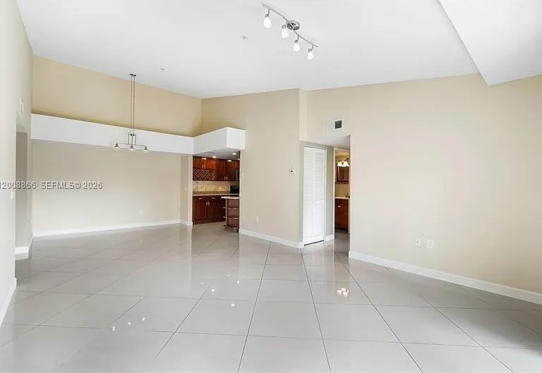 4197 N Haverhill Rd #213 — Photo 7