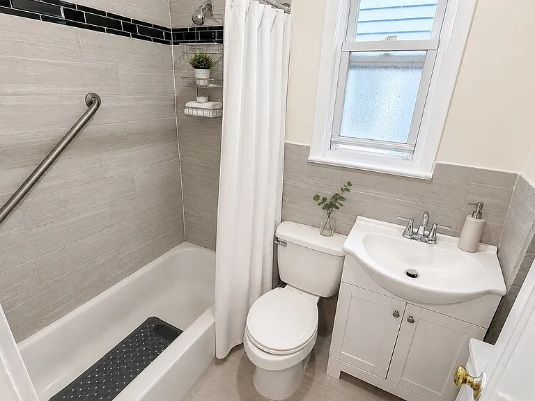 123 W 22nd St #2 — Photo 4