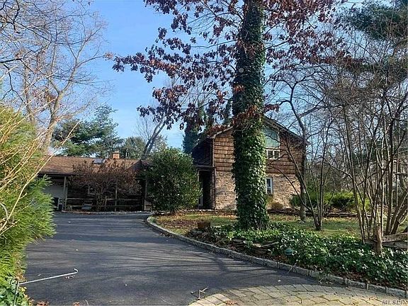 2nd image of 19 Meadowood Ct