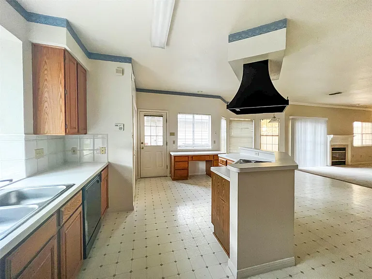 6204 Old Harbor Ln — Photo 9