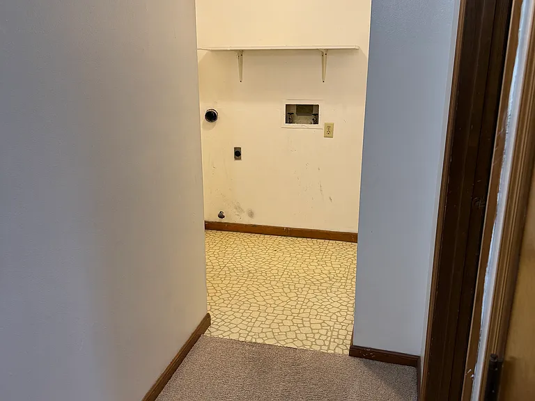 408 Lyle Dr — Photo 7