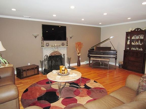 5th image of 3021 Lexington Ave