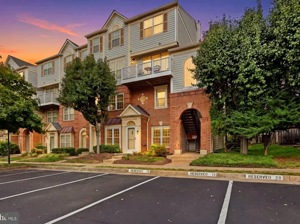 1717 Braddock Pl, Alexandria, VA 22302