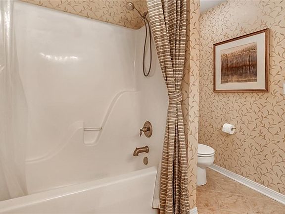 4th image of 1025 Linda Lou Ln