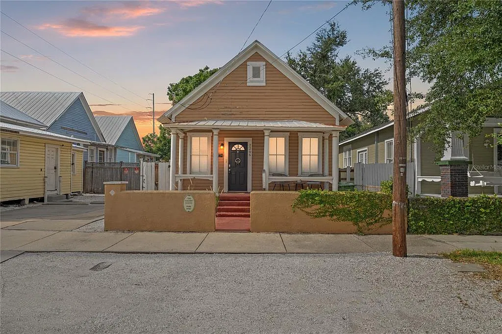 3 bed, 1.0 bath, 1086 sqft, $2,000 — Photo 1