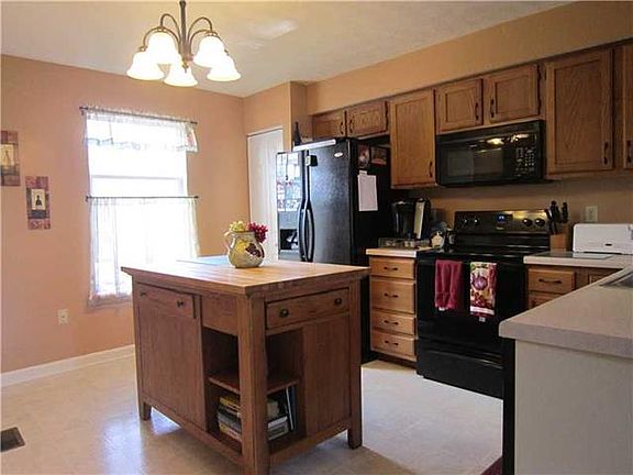 3rd image of 851 Sunset Cir