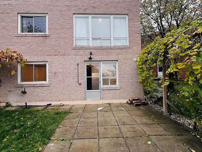 19 Terryellen Cres — Photo 2