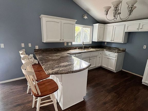 5th image of 156 Newbury Ln
