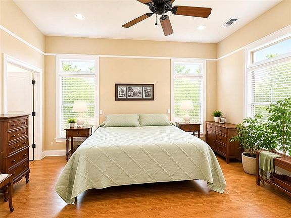 5th image of 307 W Magnolia St