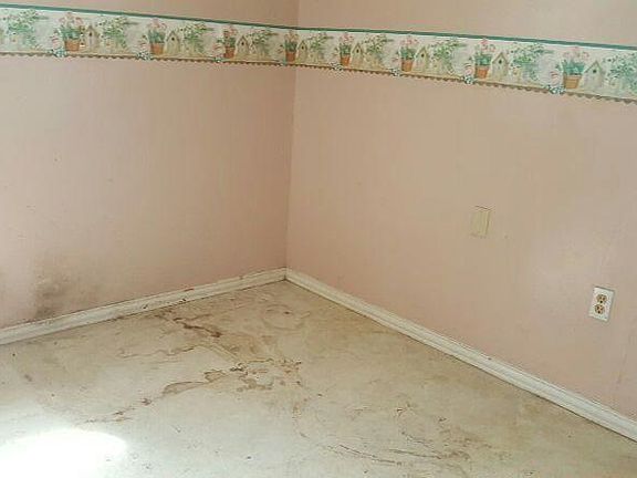 4th image of 804 W Avenue E