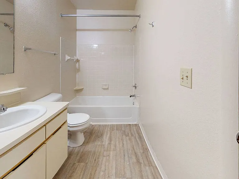 South Bridge Apartments — Photo 43