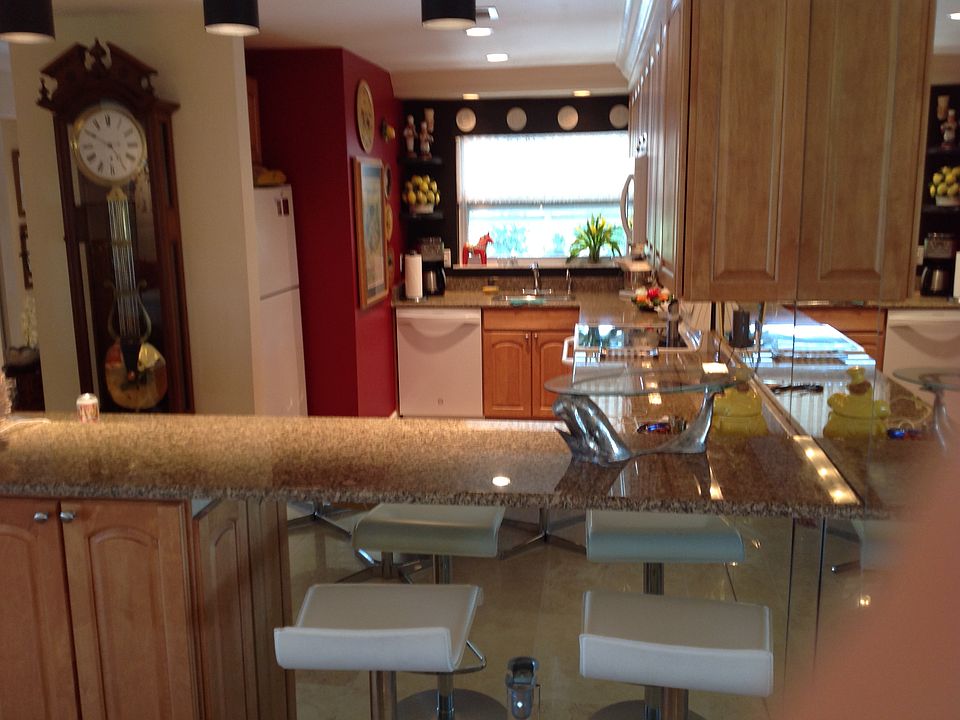 private bar dining with t.v.