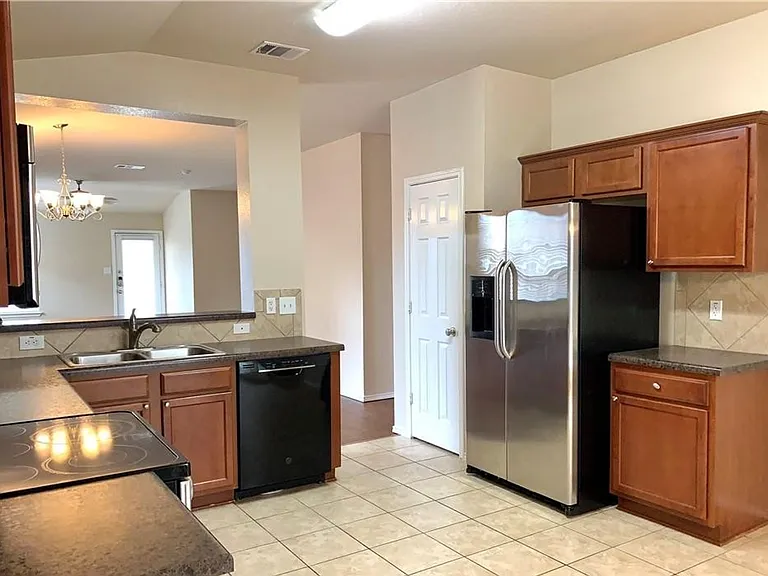 2103 Scott Dr — Photo 4