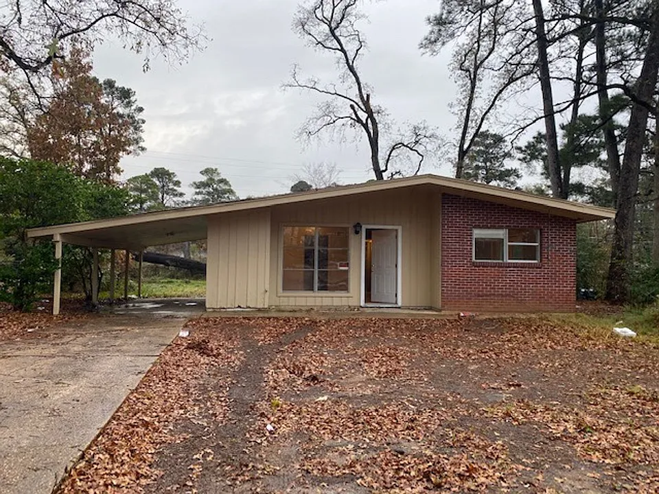 835 Pine Tree Dr