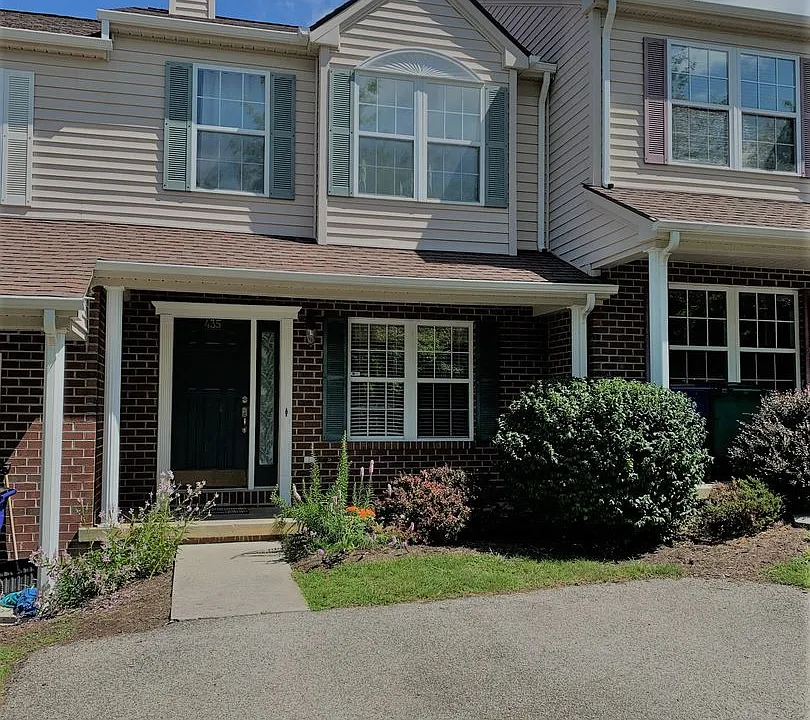 435 Oak Tree Blvd NW