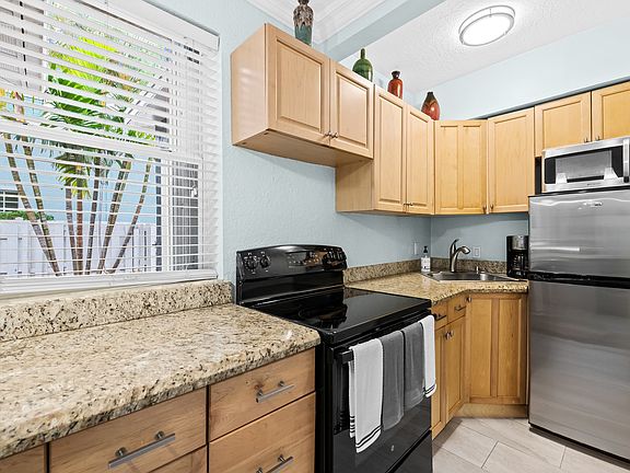 4th image of 333 NE 7th Ave APT 3