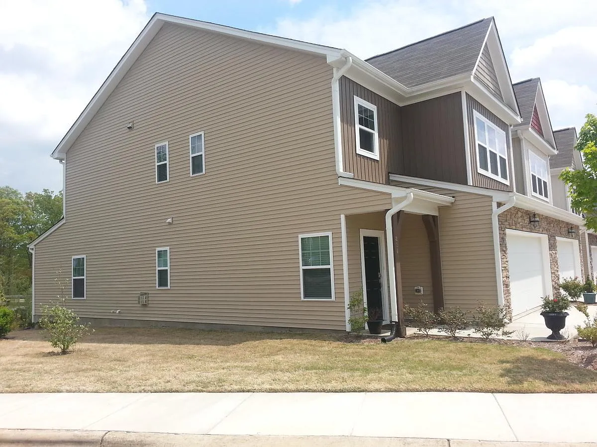 3 bed, 2.5 bath, 1923 sqft, $2,299 — Photo 2