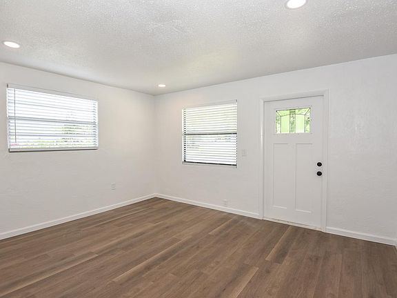 3rd image of 406 Oak St #406
