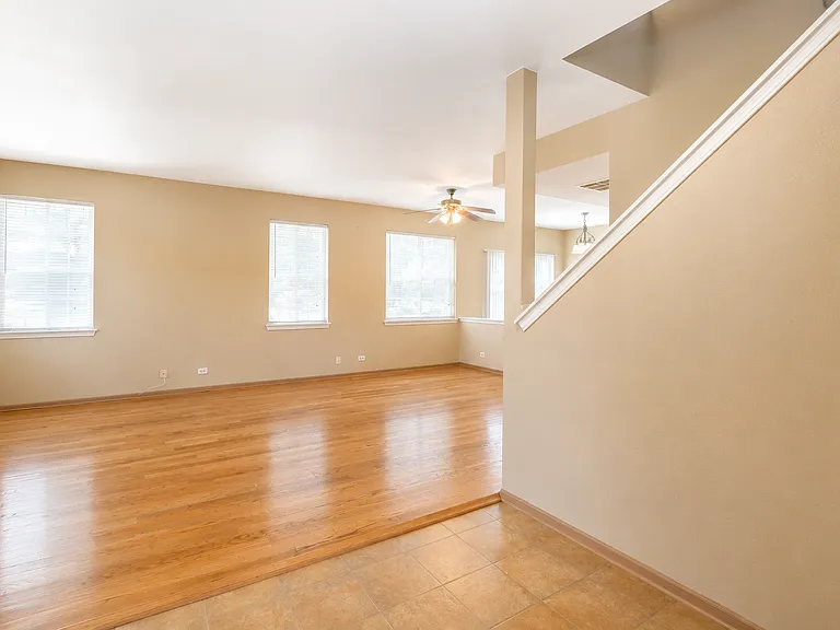 1858 S Hamlin Ln — Photo 3