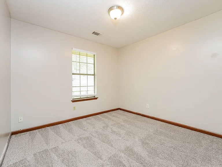 116 Adrian Dr — Photo 11