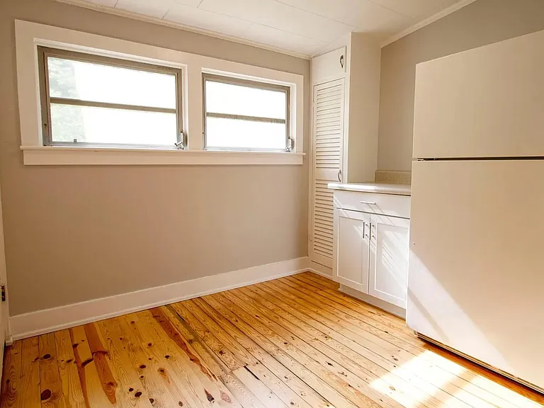 209 Moore Ave — Photo 6