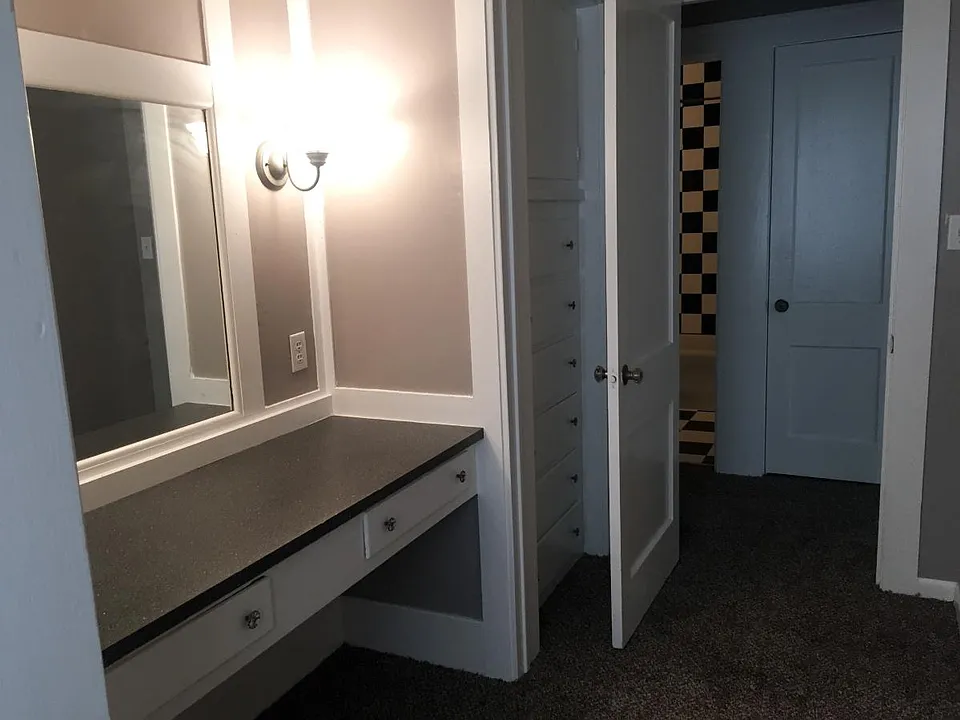 dressing area/closet view 2