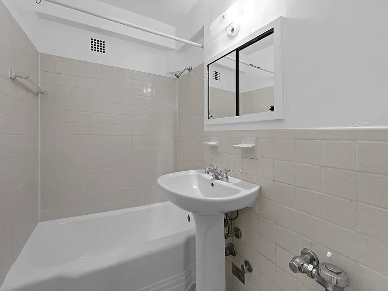 335 E 51st St #3C — Photo 10