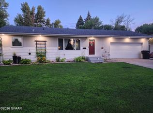 619 25th Ave S, Grand Forks, ND 58201