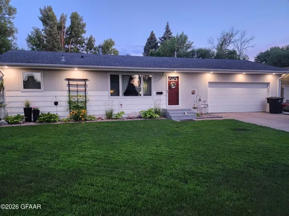 619 25th Ave S, Grand Forks, ND 58201