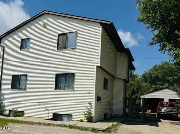 911 5th Ave NE, Devils Lake, ND 58301