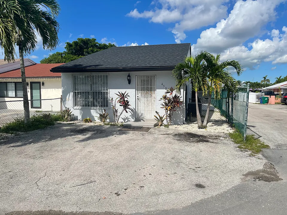 4537 NW 185th St
