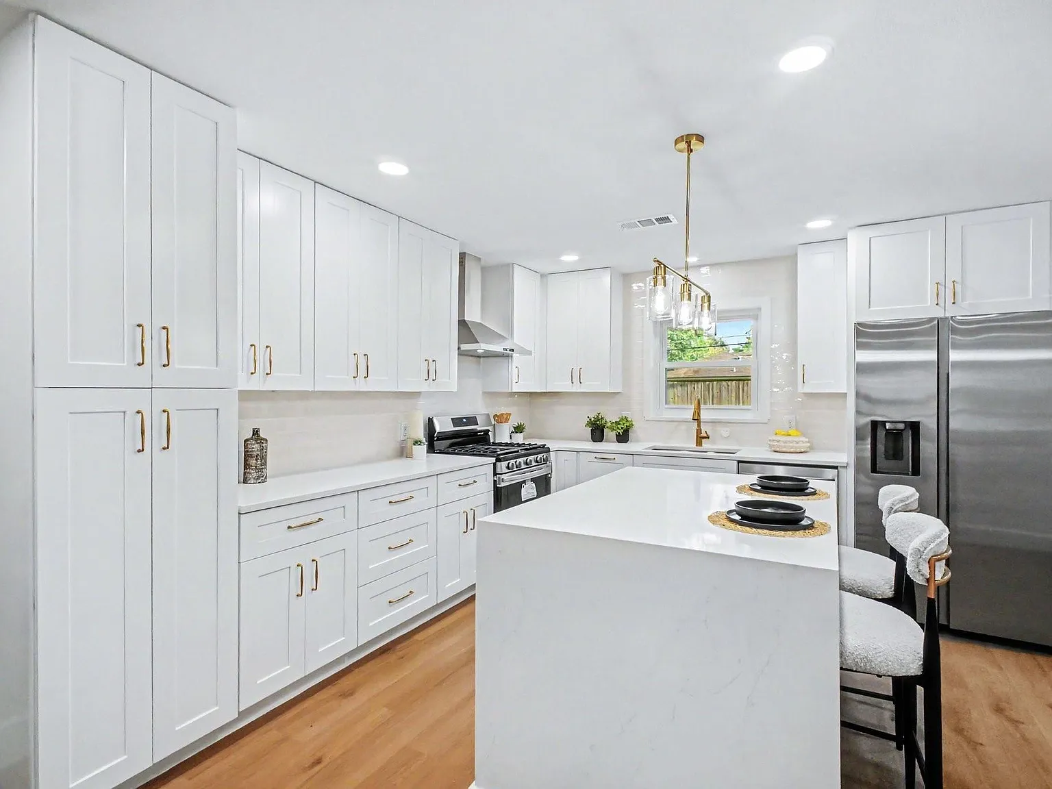 4 bed, 2.0 bath, 1916 sqft, $2,800 — Photo 3