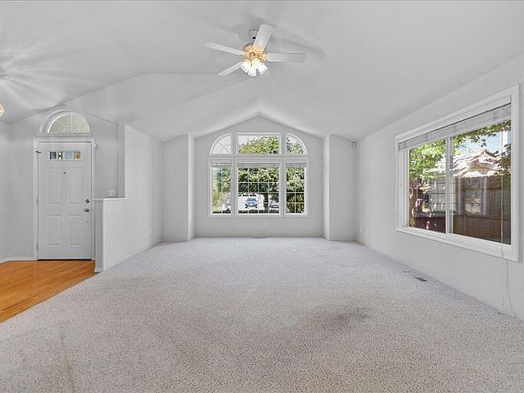 3rd image of 2736 Juanita Ave
