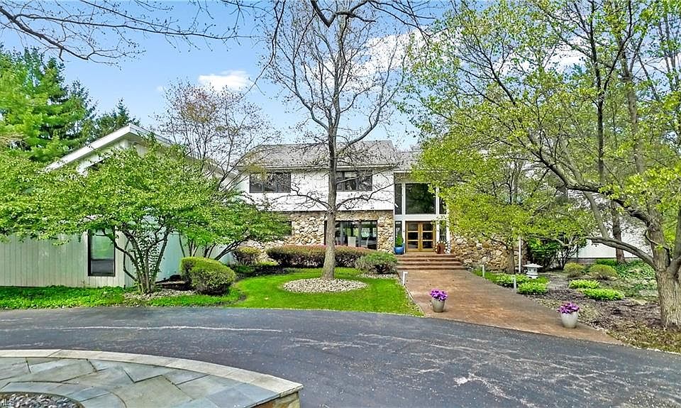 1st image of 15 Cableknoll Ln