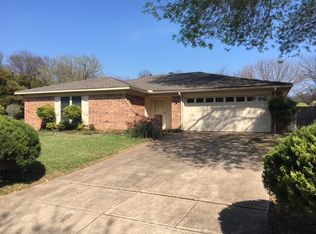 909 Willow Way, Benbrook, TX 76126