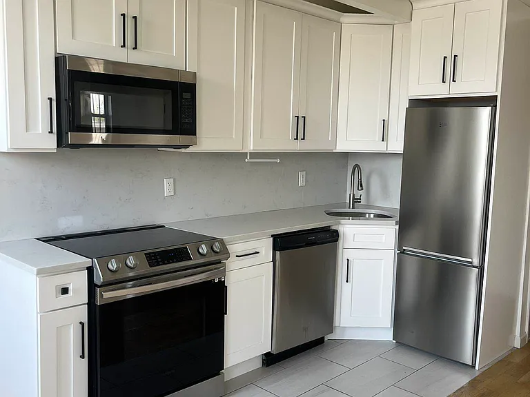 217 India St #2R — Photo 2