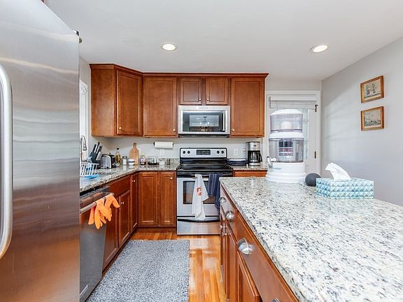 4th image of 10 Frederick Dr