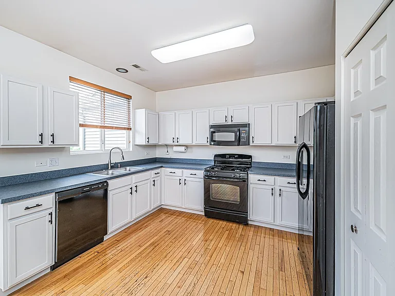 1060 Ellsworth Dr — Photo 2