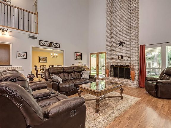Nice open floor plan to the kitchen and living room is perfect for entertaining.