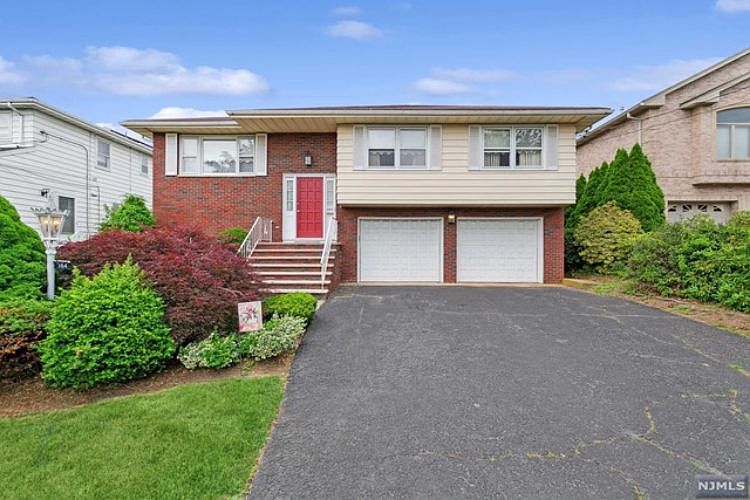 1st image of 164 Lawrence Ave
