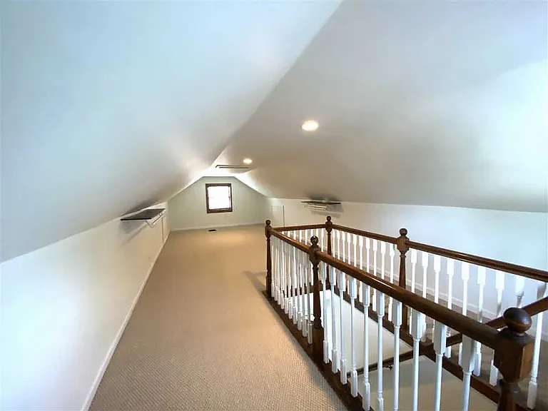 1616 E Crittenden Ave — Photo 14